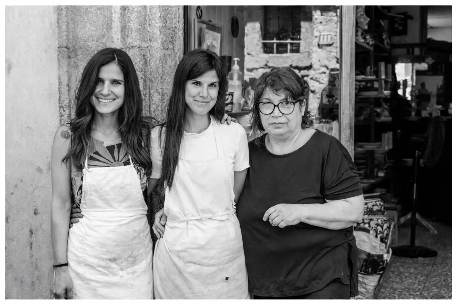 Rosa Corallo con Martina e Morgana davanti al laboratorio Ceramiche Corallo