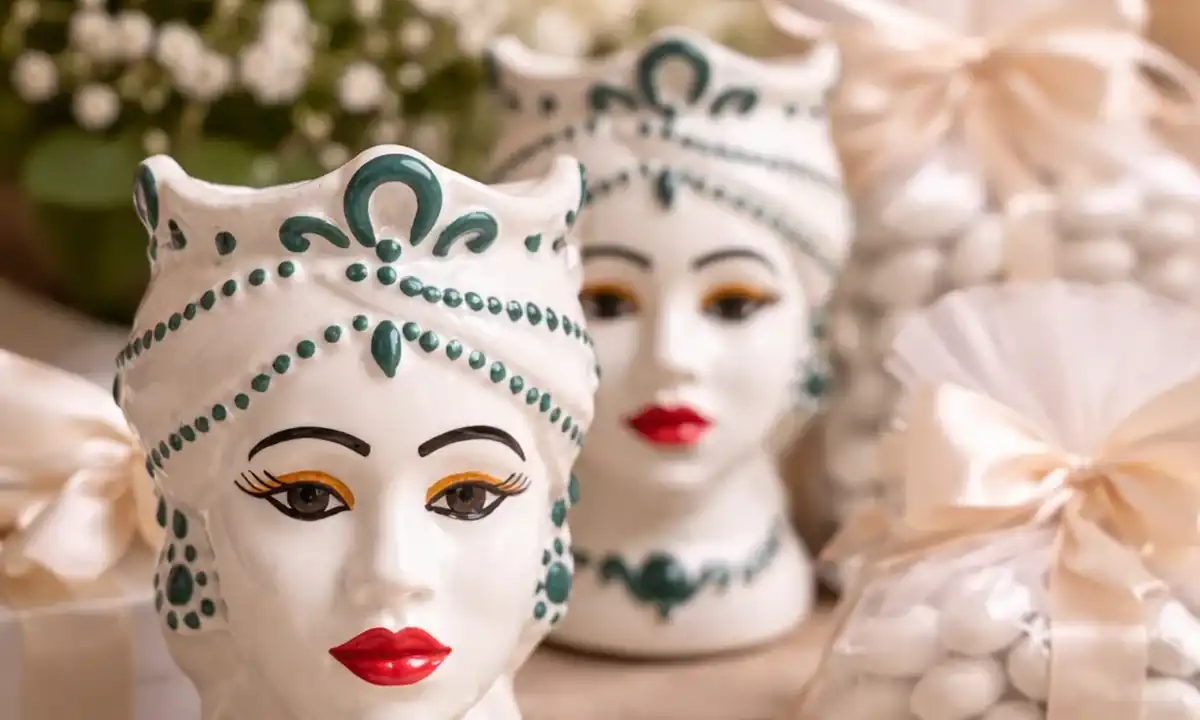 Bomboniere in ceramica artigianale di Caltagirone con teste di moro coordinate
